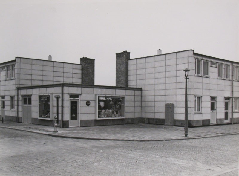 Een hoek van een straat in de wijk Frankendael zoals het er rond 1950 uit zag